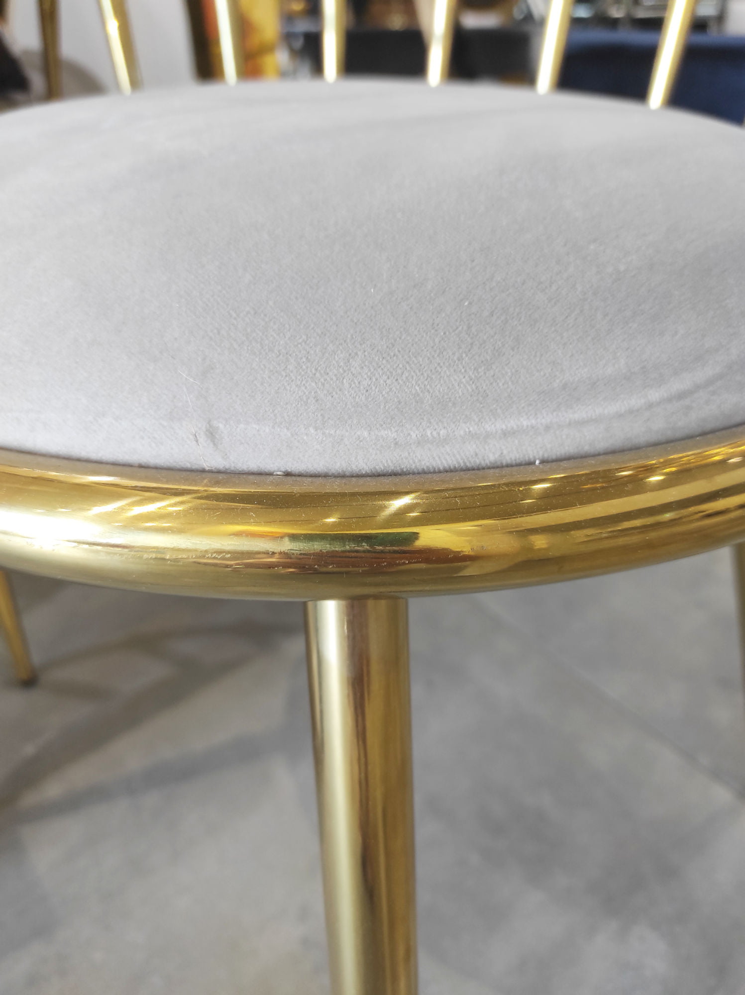 Krzesło Celano ze złotym stelażem i szarym siedziskiem