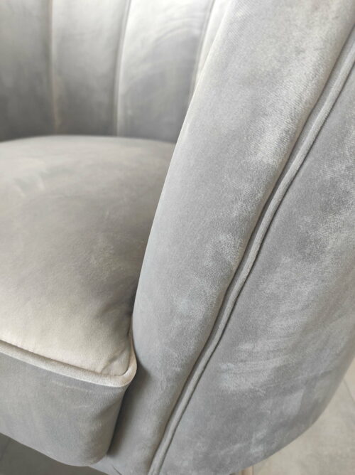 Fotel welurowy szary Aveiro ze srebrnymi nóżkami