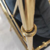 Fotel Florene wykończony w czarnym welurze ze złotym tyłem z metalu