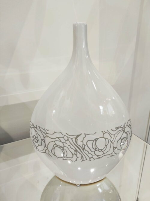 Biały wazon dekoracyjny z wąską szyjką