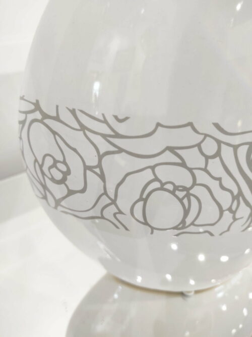 Biały wazon dekoracyjny z wąską szyjką v.2
