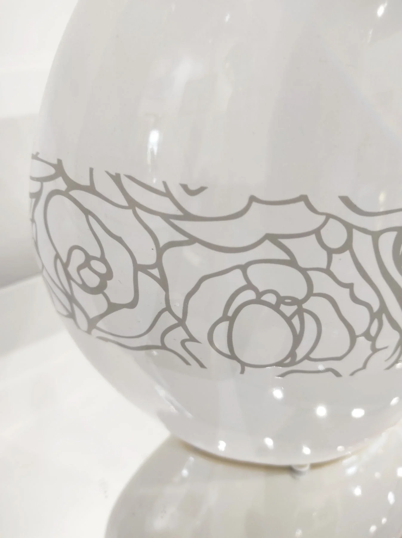 Biały wazon dekoracyjny z wąską szyjką v.2