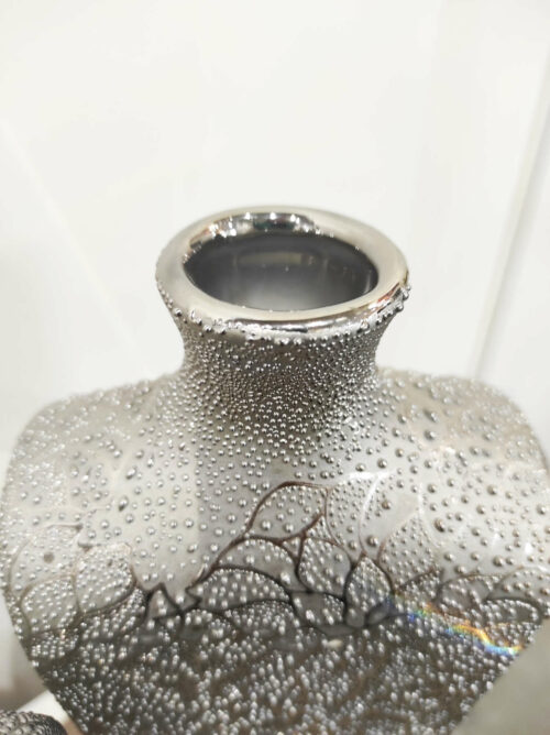 Srebrny wazon dekoracyjny detal 2