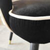 Krzesło Nizza wykończone w czarnym welurze z białą lamówką osadzone na czarnych nóżkach