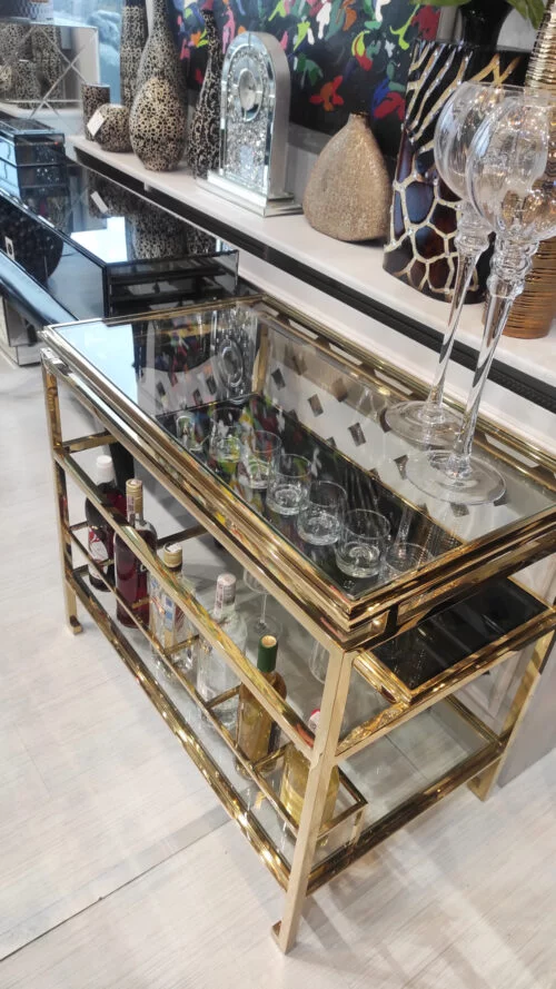 Piękny metalowy stolik kawowy z dwoma szklanymi blatami górnym i dolnym
