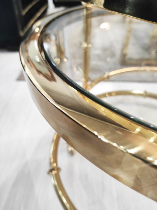 Stolik kawowy pomocniczy Galio wykończony w złocie ze szklanym jasnym blatem