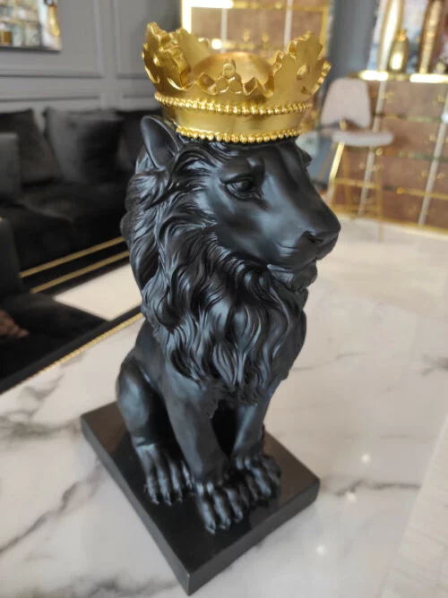 Figurka ozdobna czarny siedzący lew w złotej koronie - dekoracje ArteHome