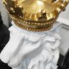 Black Lion dekoracja biała na podstawie w postaci lwa ze złotą koroną