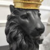 Black Lion dekoracja czarna na podstawie w postaci lwa ze złotą koroną