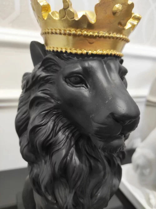 Black Lion dekoracja czarna na podstawie w postaci lwa ze złotą koroną