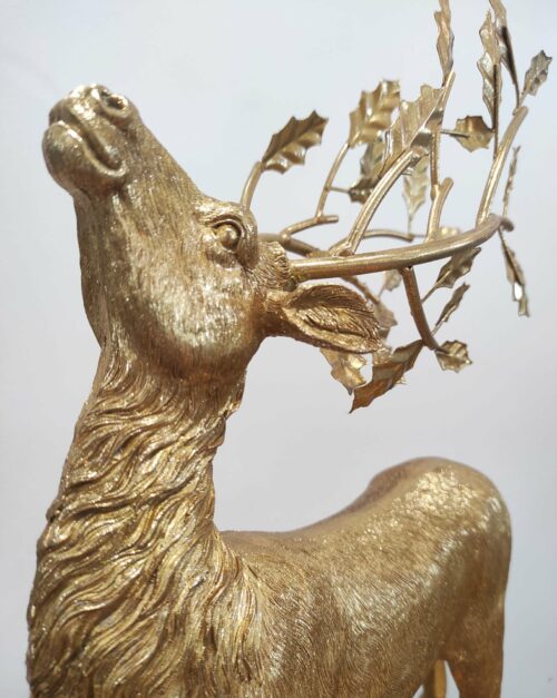Złota figurka stojącego jelenia