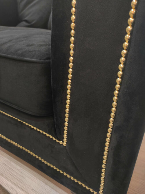 Fotel Delano wykończony w czarnym welurze ze złotymi okuciami