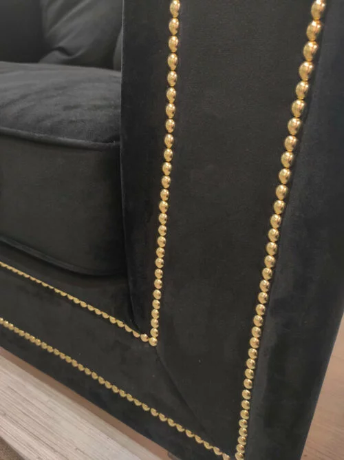 Fotel Delano wykończony w czarnym welurze ze złotymi okuciami