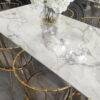 Biały stół marmurowy na złotych metalowych nogach - ArteHome