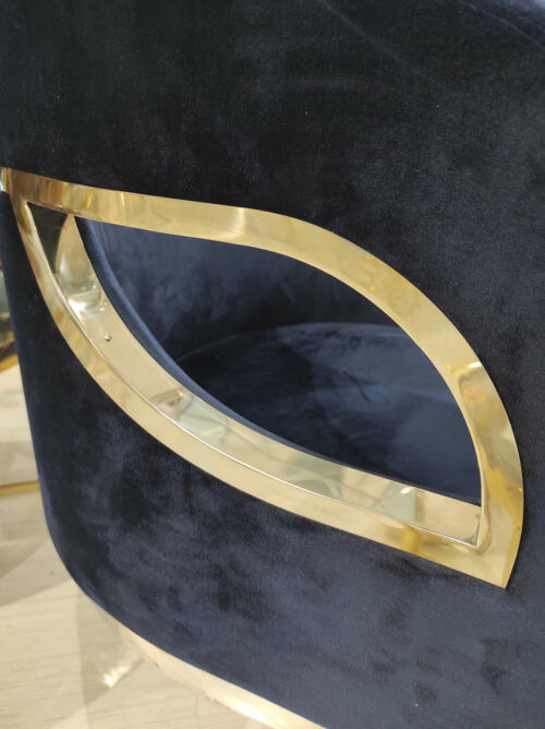 Fotel Morello czarny tapicerowany w welurze ze złotymi elementami