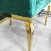 Fotel Morello wykończony w zielonym welurze osadzony na złotych nóżkach