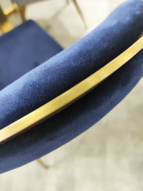 Krzesło Cassari wykończone niebieskim welurem osadzone na złotych nóżkach