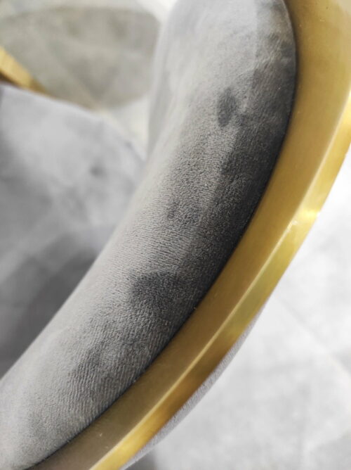 Krzesło Cassari wykończone szarym welurem osadzone na złotych nóżkach