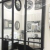 Lustro loft Manhattan z czarnymi szprosami zbliżenie na detal